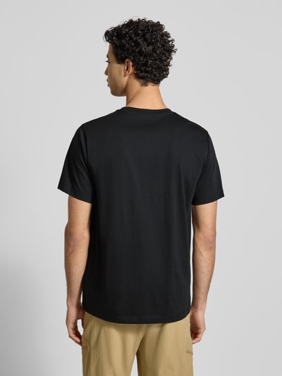Mężczyzna nosi Regular Fit T-Shirt mit Logo-Stitching von The North Face, mieszanka bawełny, okrągły dekolt, długość tyłu w rozmiarze M: 70 cm, ciemna gładka struktura, całkowity widok z tyłu