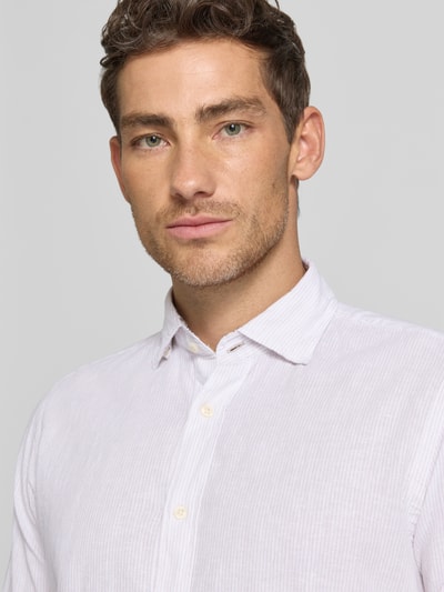 Männermodel trägt Regular Fit Business-Hemd aus Leinen-Baumwoll-Mix Modell 'ROMA' von FIL NOIR, hell und fein texturiert, Nahaufnahme Oberkörper. Kontext: Haifischkragen, Knopfleiste, Rückenlänge bei Größe 40: 74 cm, Schulterbreite bei Größe 40: 41 cm, Ärmellänge bei Größe 40: 65 cm.