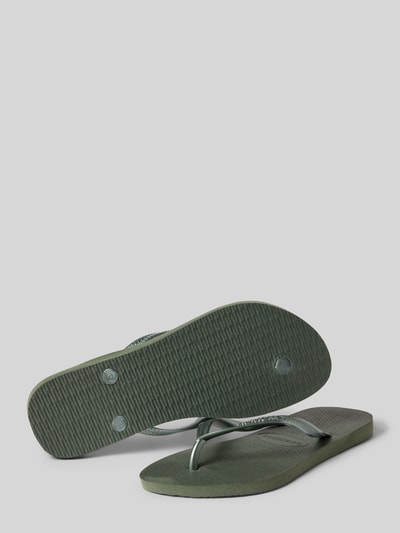 Produktfoto, Flip-Flops mit Logo-Detail von Havaianas in Olivgrün, abgerundete Passform, offene Ferse, Zehentrenner, Absatzhöhe 1 cm bei Größe 39/40, strukturierte Sohle