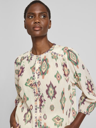 Frauenmodel trägt Regular Fit Bluse mit 3/4-Arm Modell 'ODELIE' von Bash mit Allover-Muster, Reine Baumwolle, Nahaufnahme Oberkörper.