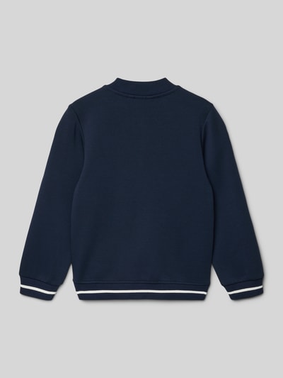 Junge trägt Regular Fit Sweatjacke aus Baumwoll-Mix von s.Oliver RED LABEL, navyblau, College-Kragen, Rückansicht Ganzkörperansicht.