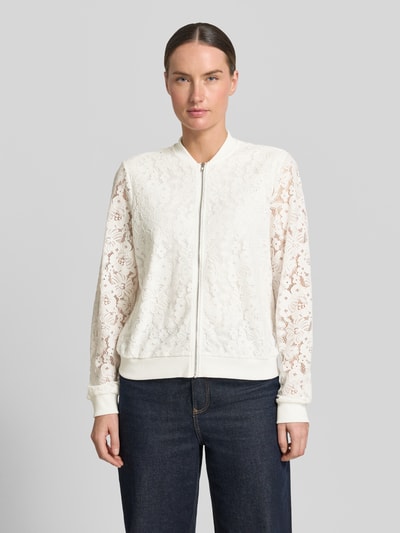 Frauenmodel trägt Regular Fit Blouson aus Baumwoll-Mix Modell 'HONEY' von Vero Moda, kwiatowy wzór na całej powierzchni, zamek błyskawiczny, długi rękaw, kołnierz w stylu college, prążkowane wykończenia, wykończenie: imitacja wykonania na szydełku, mieszanka bawełny, Ganzkörperansicht von vorne