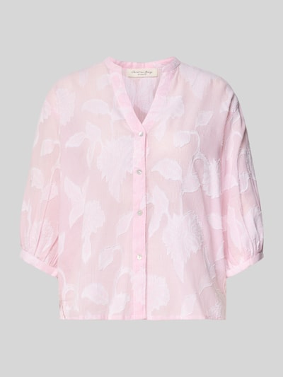 Produktfoto, Regular Fit Bluse mit V-Ausschnitt und 3/4-Arm von Christian Berg Woman aus Reine Baumwolle im Allover-Look mit feiner Struktur, rosa und weiß gestreift, Rückenlänge 54 cm, Ärmellänge 35 cm, Größe 36