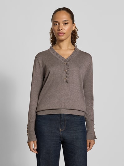 Vrouwenmodel draagt Regular fit pullover met Materiaalmix met wol en alpaca Model 'Katie' van FREE/QUENT, tricotlook, v-hals, met ruches, knoopsluiting, ruglengte maat S 60 cm, mouwlengte maat S 60 cm, voorkant bovenlichaam close-up.