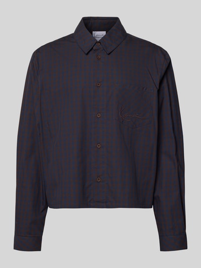 Produktfoto, Relaxed Fit vrijetijdsoverhemd met borstzak van KARL KANI, puur katoen, gestikt logo, langmouwig, kentkraag, knoopsluiting, donkerblauwe en bruine verticale strepen, gladde textuur