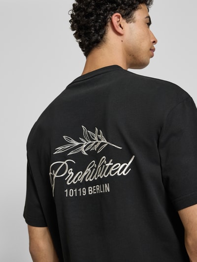 Männermodel trägt T-Shirt mit Label-Stitchings und Rundhalsausschnitt von PROHIBITED, Reine Baumwolle, Regular-Fit, Rückenlänge 65 cm, Detailaufnahme Rückansicht.