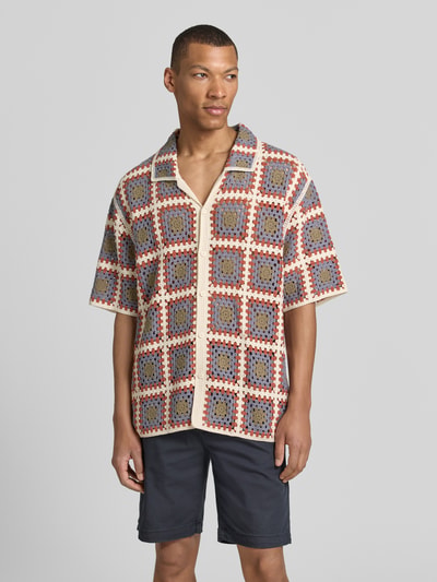 Männermodel trägt Loose Fit Freizeithemd mit Kentkragen von JAKE*S STUDIO MEN aus Baumwoll-Mix in Häkel-Optik, Ganzkörperansicht von vorne.