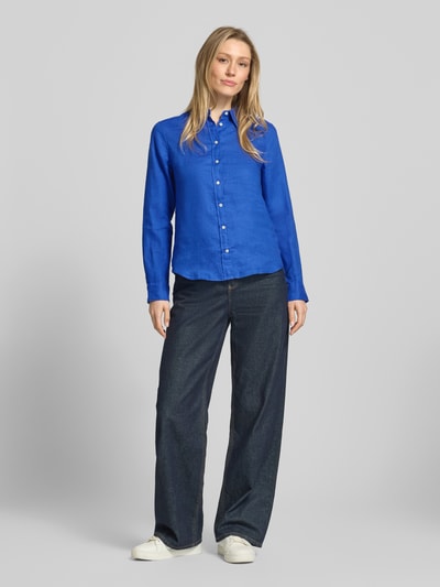 Vrouwenmodel draagt Regular Fit linnen blouse met labelstitching van Gant in felblauw, knoopsluiting, overhemdkraag, ruglengte 66 cm, mouwlengte 60 cm, zuiver linnen, dames, geheellichaam vooraanzicht.