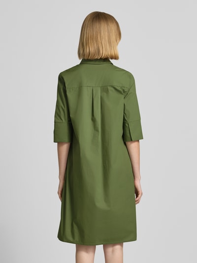 Frauenmodel trägt knielanges Hemdblusenkleid mit Knopfleiste von Christian Berg Woman Selection in Grün, Reine Baumwolle, A-Linie, 1/2-Arm, Knielänge, Rückenlänge 96 cm, Brustweite 42 cm, Ärmellänge 36 cm, Ganzkörperansicht Rückansicht.