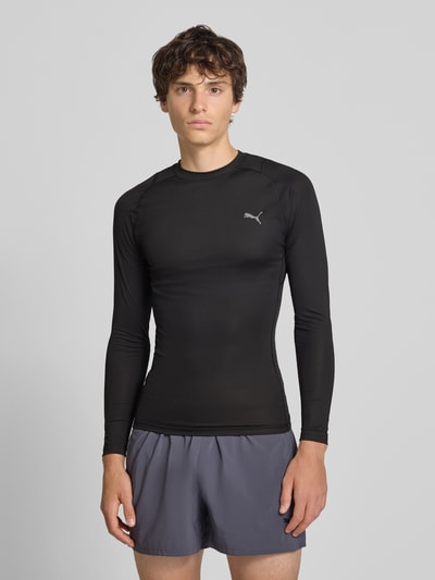 Männermodel trägt schwarzes Slim Fit Sport-T-Shirt mit Logo-Print Modell 'PWRMODE' von PUMA, Herren Sport-T-Shirt, Ganzkörperansicht von vorne.