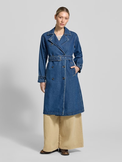Frauenmodel trägt Jeansmantel mit Gürtel Modell 'HERA' von khujo aus Reine Baumwolle, Gerader-Schnitt, Zweireiher, Reverskragen, Brustweite 44 cm, Schulterbreite 44 cm, Rückenlänge 103 cm, Ärmellänge 57 cm, Ganzkörperansicht von vorne.