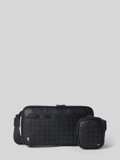Produktfoto, Umhängetasche mit Logo-Detail Modell 'EMBOSSED FLAG SLING' von Tommy Hilfiger, imitacja skóry, wzór monogram, detal z logo, zamek błyskawiczny, główna przegroda, przegródka zapinana na zamek błyskawiczny, przegródka z siateczki, pasek na ramię, wykończenie materiału: sztuczna skóra