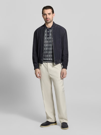 Männermodel trägt Regular Fit Poloshirt im Allover-Look von Jack & Jones Premium, reine Baumwolle, Polokragen, Knopfleiste, Ganzkörperansicht von vorne.