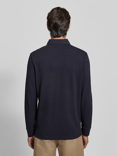 Mężczyznę model nosi Regular Fit Koszulka polo z kołnierzykiem w kontrastowym kolorze i wyhaftowanym logo od Bugatti, czysta bawełna, bluzka z długim rękawem, długość tyłu przy rozmiarze M: 71 cm, widok całej sylwetki od tyłu.