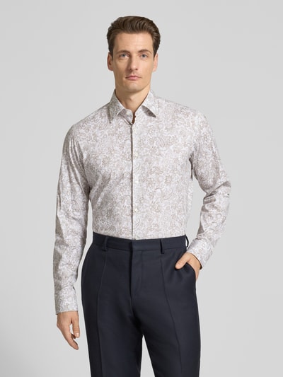 Männermodel trägt Regular Fit Businesshemd aus Baumwoll-Mix Modell H-JOE-K von BOSS mit Paisley-Muster, helle Farben, Ganzkörperansicht von vorne.