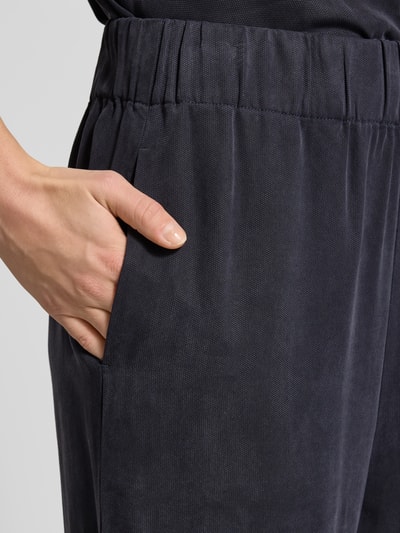 Frauenmodel trägt Weite Hose aus Lyocell von Marc O'Polo Denim in Optik: Unifarben, Regular-Fit, Material Lyocell, seitliche Eingrifftaschen, elastischer Bund, Nahaufnahme Oberkörper.