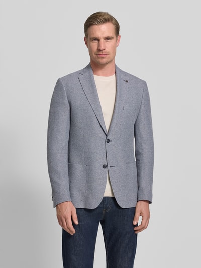 Männermodel trägt Slim Fit 2-Knopf-Sakko mit Reverskragen von Roy Robson, Strukturmuster, Leinen-Baumwoll-Mix, Ganzkörperansicht von vorne.