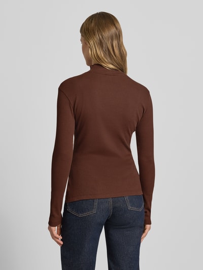 Modelka nosi Slim Fit Langarmshirt aus Baumwoll-Mix Modell 'EASY LONGSLEEVE_B' od Hugo Blue, kolor jednolity, materiał bawełniany z fakturą prążkowaną, długi rękaw, mały patch z logo, widok całej sylwetki z tyłu.