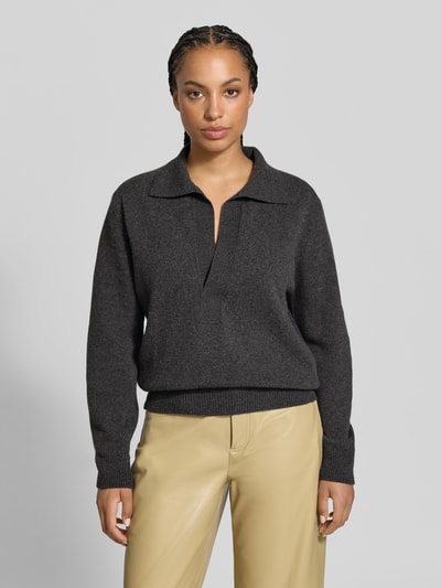 Frauenmodel trägt Relaxed Fit Pullover aus Woll-Mix von Victoria Beckham, dunkelgrau, Strick-Optik, Umlegekragen, Ganzkörperansicht von vorne.