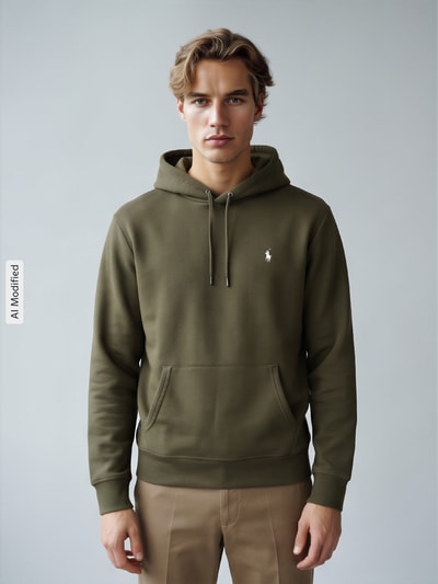 Männermodel trägt Regular Fit Hoodie aus Baumwoll-Mix von Polo Ralph Lauren in Olivgrün, neutrale Farben, glatte Textur, Ganzkörperansicht von vorne, KI-modifiziertes Bild.
