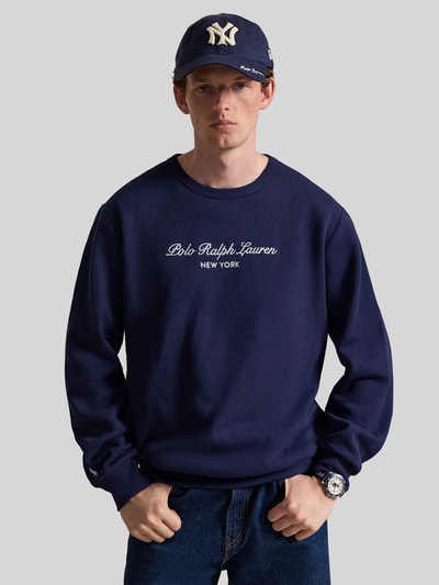 Männermodel trägt Regular Fit Sweatshirt aus Baumwoll-Mix von Polo Ralph Lauren in Dunkelblau, glatte Textur, Ganzkörperansicht von vorne. Herren Sweatshirt von Polo Ralph Lauren
