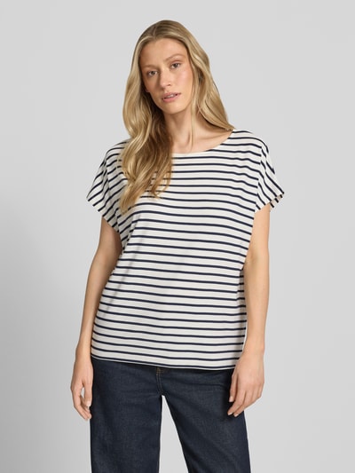 Vrouwenmodel draagt T-shirt met ronde hals van Christian Berg Woman in viscosemix met stretch, recht model, kapmouwen, ruglengte maat S 57 cm, donkerblauw-wit gestreept patroon, gladde textuur. Nahaufnahme Oberkörper.