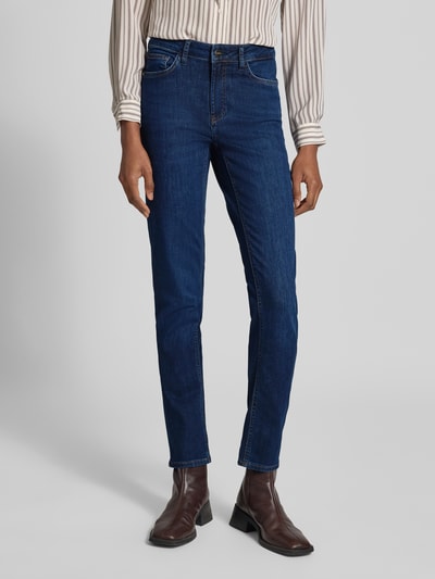 Frauenmodel trägt Slim Fit Jeans mit Eingrifftaschen von Rich & Royal, dunkler Baumwoll-Mix mit Stretch, Knopf- und Reißverschluss, Ganzkörperansicht von vorne.