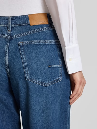 Frauenmodel trägt Regular Fit Barrel Jeans aus Baumwoll-Mix von s.Oliver RED LABEL in mittelblau mit sichtbarer Gesäßtasche, Nahaufnahme Rückansicht. Damen Barrel Jeans von s.Oliver RED LABEL.