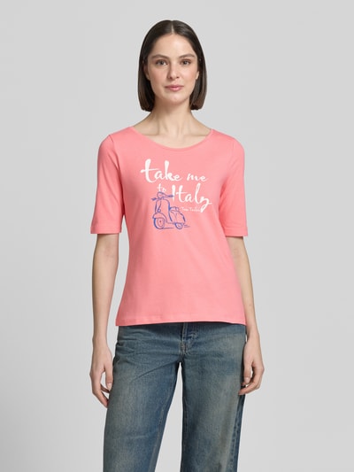 Frauenmodel trägt Regular Fit T-Shirt aus Baumwoll-Mix mit Motiv-Print von Tom Tailor in Optik: Unifarben, Rundhals, Kurzarm, Ganzkörperansicht von vorne.