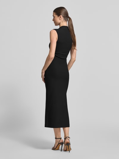 Männermodel trägt sukienka midi z mieszanki materiałów z dodatkiem streczu, prostokątny dekolt, podkreślająca figurę, model 'Rose Bodycon' od Forever New, długość tyłu w rozmiarze 36: 130 cm, szerokość w rozmiarze 36: 35 cm, długość rękawów w rozmiarze 36: 11 cm, czarny kolor, widoczne gładkie faktury, widoczne detale, całkowity widok sylwetki z tyłu