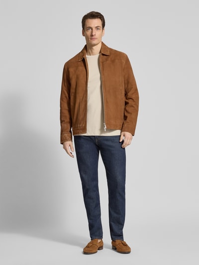 Männermodel trägt Oversized T-Shirt mit Rundhalsausschnitt von Lindbergh aus reiner Baumwolle in Beige, Ganzkörperansicht von vorne.