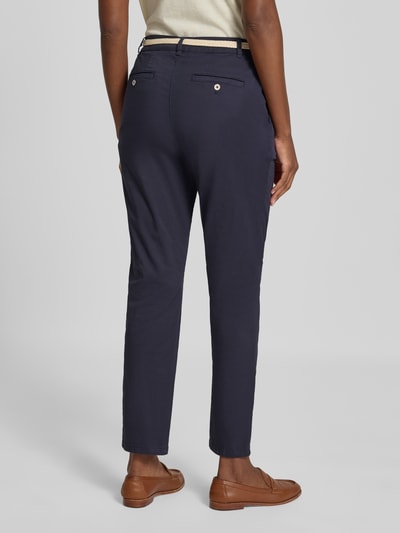 Frauenmodel trägt Chino mit Gürtel und Gesäßtaschen von Christian Berg Woman in Dunkelblau, Baumwoll-Elasthan-Mix, Regular Fit, Ganzkörperansicht Rückansicht.