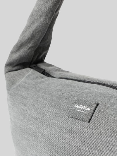 Produktfoto, Shoulder Bag aus reiner Baumwolle in Denim-Optik von Studio Noos, grauer Stoff, sichtbarer Reißverschluss, Logo-Detail, strukturierte Textur