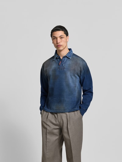 Männermodel trägt Regular Fit Poloshirt in Denim-Optik von Dsquared2, blaue Farbverläufe, Label-Detail, elastische Ärmelabschlüsse, Ganzkörperansicht von vorne. Rückenlänge bei Größe M: 64 cm.