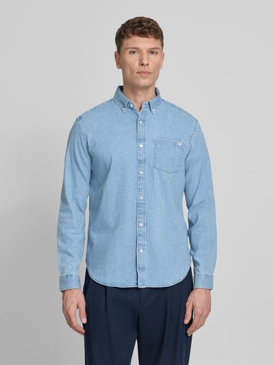 Männermodel trägt Regular Fit Jeanshemd mit Button-Down-Kragen von GAP aus blauw katoenmengsel met stretch, borstzak, labeldetail, voorkant, totale lichaamsopname.