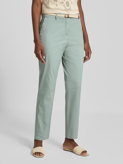 Kobiece model nosi Chino mit Gürtel und Gesäßtaschen von Christian Berg Woman, kolor miętowy, mieszanka bawełny i elastanu, krój regular fit, kieszenie z tyłu, pasek, szerokość w rozmiarze 36: 41 cm, długość wewnętrzna nogawki w rozmiarze 36: 74 cm, całkowity widok z przodu