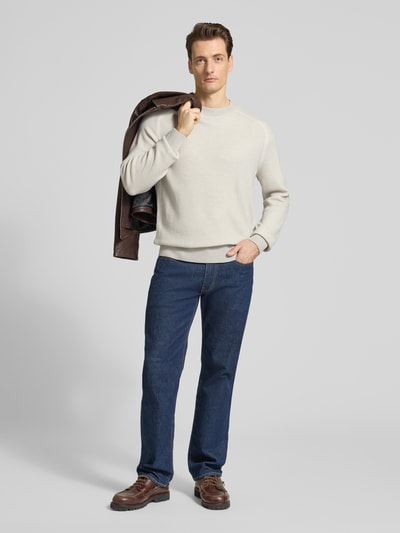 Männermodel trägt Regular Fit Strickpullover aus Schurwoll-Mix Modell 'AKAJER' von BOSS Orange, Melange-Optik, Ganzkörperansicht von vorne.