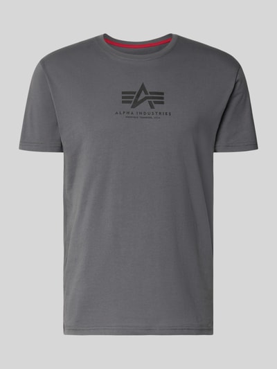 Produktfoto, T-Shirt mit Logo und Rundhalsausschnitt von Alpha Industries in Grau, reine Baumwolle, Regular Fit, dezentes Logo vorn.