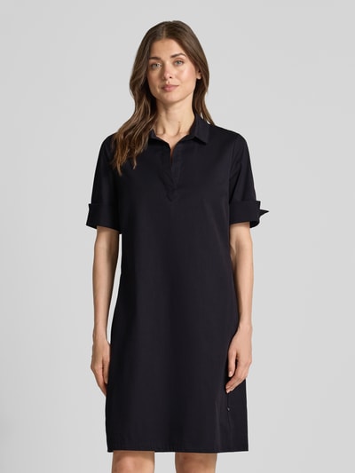Frauenmodel trägt Hemdblusenkleid mit V-Ausschnitt von ROBE LÉGÈRE, Baumwoll-Mix, Gerader-Schnitt, Minikleid, Hemdblusenkragen, Aufschlag, Ganzkörperansicht von vorne.