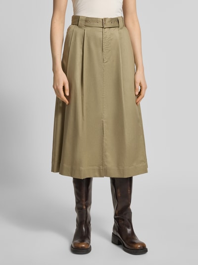 Frauenmodel trägt Faltenrock mit Gürtel Modell 'Koda Billie' von MOS MOSH in Khaki, A-Linie, Midilänge, Lyocell-Mix, Nahaufnahme Oberkörper.