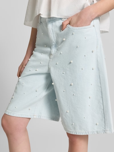 Frauenmodel trägt Bermudas in Denim-Optik mit Perlen von Jake*s Casual, hellblau, Baumwolle, Relaxed Fit, Nahaufnahme Oberschenkel.