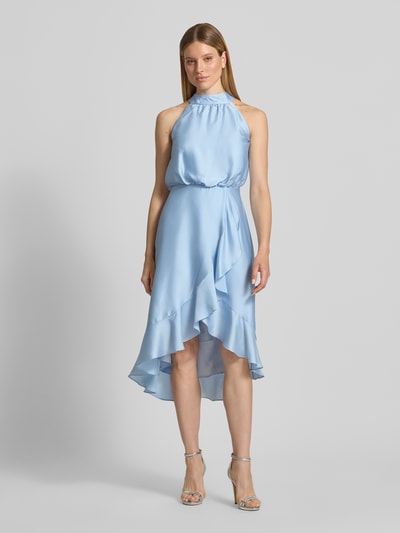 Kobiece modelka nosi Cocktailkleid mit Stehkragen und Volants od SWING, satyna, linia a, sukienka midi, długość tyłu w rozmiarze 36: 125 cm, szerokość w rozmiarze 36: 42 cm, jasnoniebieski kolor, asymetryczne falbany, gładka tekstura, całkowity widok z przodu.