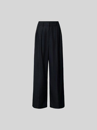 Produktfoto, Wide Fit Hose mit Viskose-Anteil von black palms in Schwarz mit Bundfalten, Gesäßtasche, Haken-Reißverschluss, Elastischer-Material-Mix, Innenbeinlänge 37 cm, Bundweite 75 cm.