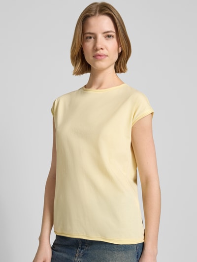 Frauenmodel trägt T-Shirt mit Rundhalsausschnitt und Rollsaum von Christian Berg Woman in Gelb, reine Baumwolle, Regular Fit, Ganzkörperansicht von vorne.