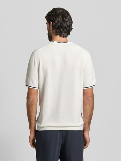 Männermodel trägt Regular Fit T-Shirt in Strick-Optik von Christian Berg Men in Weiß mit dunkel abgesetzten Bündchen, Ganzkörperansicht Rückansicht.
