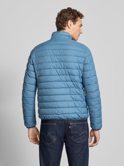 Männermodel trägt blaue Steppjacke mit Reißverschluss von MCNEAL, Regular Fit, Stehkragen, Rückenansicht, Ganzkörperansicht Rückansicht.