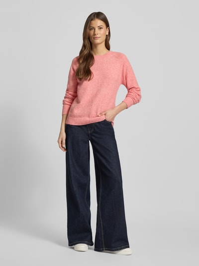 Frauenmodel trägt Regular Fit Strickpullover mit Crew Neck Modell 'DOFFY' von Vero Moda in Unifarbe, Rundhals, langarm, Strick, Ganzkörperansicht von vorne.