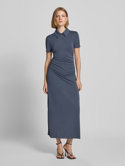Frauenmodel trägt Polokleid mit Knopfleiste Modell 'SUN' von Samsøe Samsøe, figurbetont, Maxikleid, dunkelblau, Ganzkörperansicht von vorne.