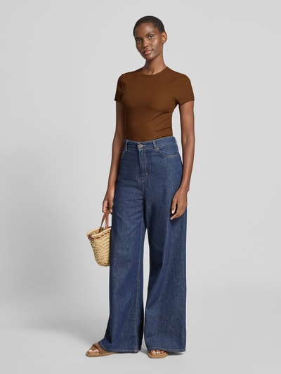 Kobiece modelka nosi Cropped T-Shirt mit Rundhalsausschnitt von Stefanel, damski t-shirt, mieszanka bawełny z dodatkiem streczu, krój slim fit, krój krótki, drobne prążkowanie, okrągły dekolt, długość tyłu w rozmiarze S: 53 cm, brązowy, gładka faktura, szerokie jeansy, pełny widok z przodu