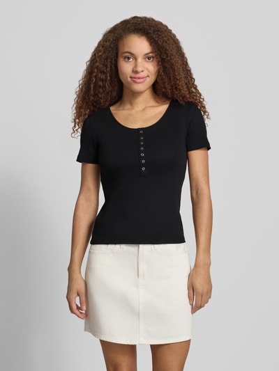 Frauenmodel trägt Slim Fit T-Shirt aus Baumwoll-Mix Modell 'SIMPLE' von Only in Optik: Unifarben mit Knopf-Details, Ripp-Struktur, U-Ausschnitt, Kurzarm, Ganzkörperansicht von vorne.